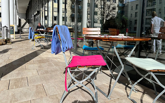 Terrasse mit Stühlen - CiK - Café im Klinikum