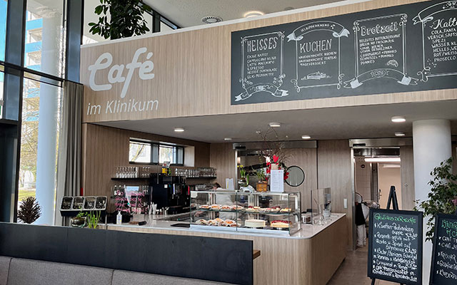 Tresen und Verkaufsfläche mit Schildern - CiK - Café im Klinikum